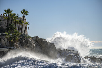 Vagues d'une tempête en mer méditerranée sur la baie des anges à Nice 