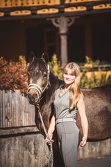 Fototapeta premium Mädchen mit Pferd