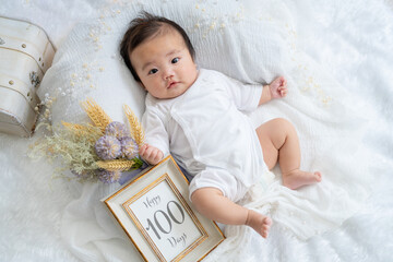 生後100日(生後3カ月)を迎えた赤ちゃん