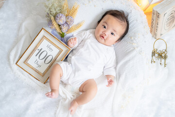 生後100日(生後3カ月)を迎えた赤ちゃん