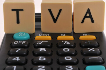 Concept de taxe sur la valeur ajoutée avec une calculatrice en gros plan