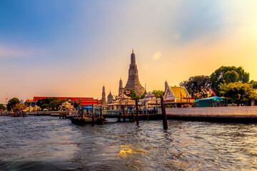 Fototapeta premium sunset over the chao phraya river - wat arun 