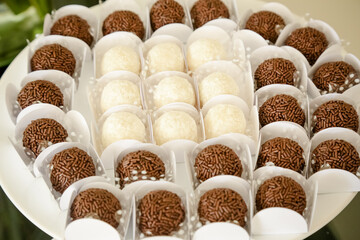 Doces e bolos sobre a mesa para aniversario e festas.