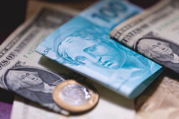 Dólar dos Estados Unidos e Real Brasileiro. Economia brasileira, câmbio e a inflação. Dinheiro,...