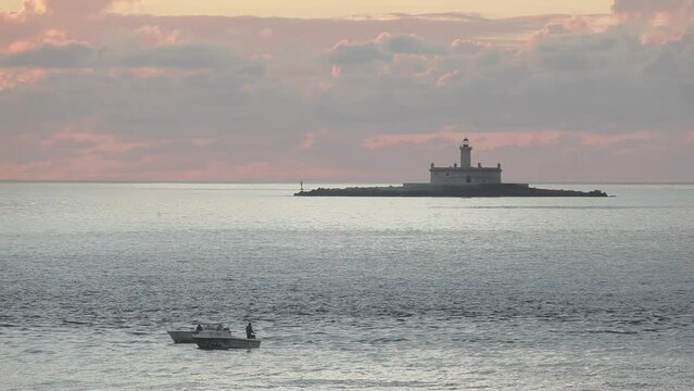 Pequenos barcos de pesca junto ao farol do Bugio lisboa Portugal 2010
