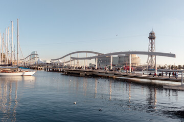 Fototapeta na wymiar Puente basculante en el puerto de Barcelona con turistas de todo el mundo cruzando por él para pasar de un lado a otro.