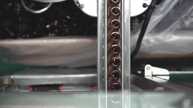 Producci&oacute;n en cadena de f&aacute;rmacos vitam&iacute;nicos en  envase pl&aacute;stico o cristal de color marr&oacute;n en maquina industrial para empresa farmac&eacute;utica.