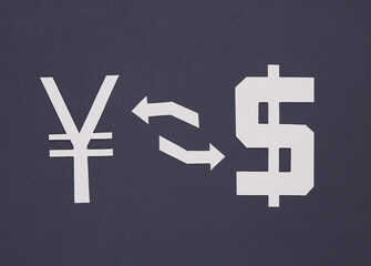 Obraz premium Currency exchange. Paper cut dollar and yuan symbol with exchange arrows on gray background
