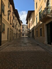 Fototapeta na wymiar narrow street in an italian old town