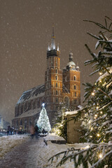 Krakowska Wieża Mariacka w zimie. Rynek Główny w Krakowie zimą. Śnieg na rynku w krakowie