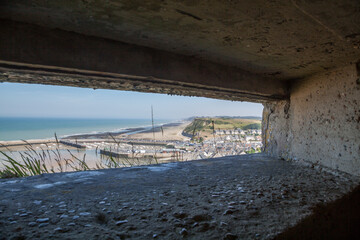 Blick aus dem Bunker WN 57 des deutschen Atlantikwalls auf Port en Bessin, Normandie