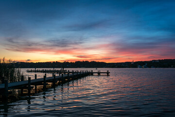 Fototapeta na wymiar Sonnenuntergang am Starnberger See mit Steg bei Percha, Starnberg