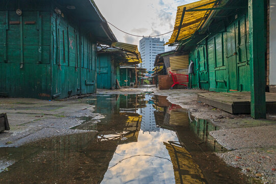 Bazar R&oacute;życkiego na Pradze P&oacute;łnoc w Warszawie. Zabytkowe budy drewniane, stoiska handlowe