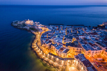 Vista aerea di Vieste al tramonto, nel parco nazionale del gargano in puglia - obrazy, fototapety, plakaty