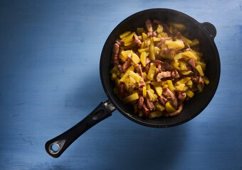 Potatoes and ham in a wok
