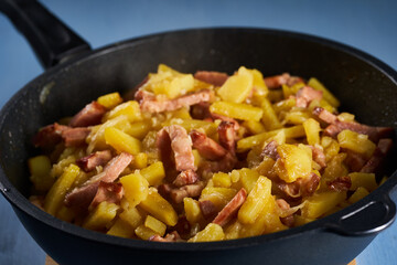 Potatoes and ham in a wok