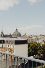 Vue sur les toits de Paris et la Tour Eiffel
