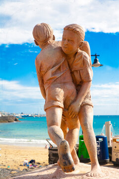 Escultura ni&ntilde;os lucha canaria