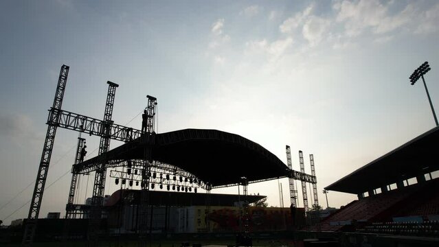 amanecer contra luz montaje de concierto en estadio