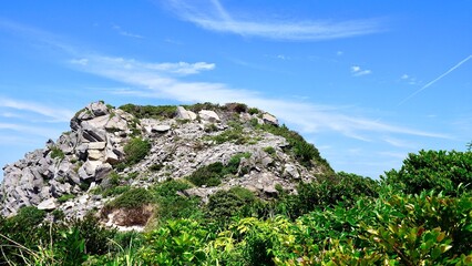 新島の石山トレッキングコースの岩山