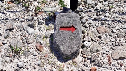 新島の石山トレッキングコースに置いてある石の道標