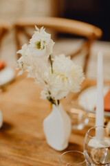 Fleurs blanches pour décorer la table en bois