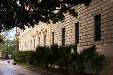 Obraz premium front of the customs museum in malaga with vegetation in front of it