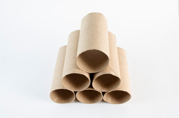 Rollo de papel higiénico en fondo blanco