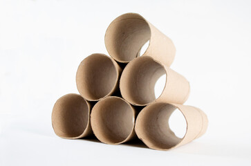 Rollo de papel higiénico en fondo blanco
