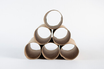 Rollo de papel higiénico en fondo blanco