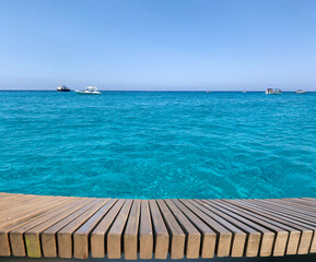Naklejka premium Background of parallel boards on the background of the seascape