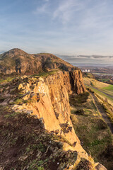 Salisbury Crags und Arthur's Seat im Holyrood Park in Edinburgh