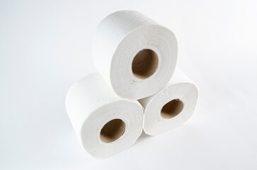 Papel de baño en fondo blanco