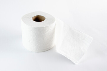 Papel de baño en fondo blanco