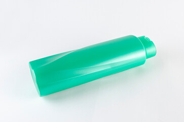 Envase de shampoo en fondo blanco
