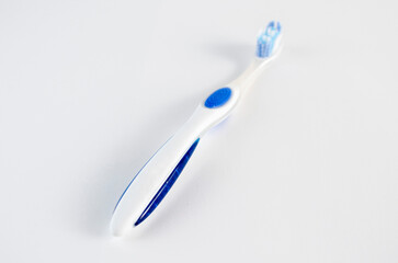 Cepillo dental en fondo blanco