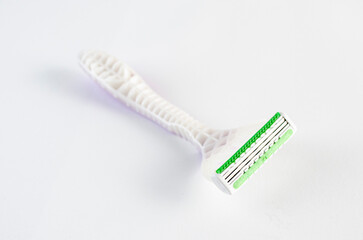 Rastrillo depilación en fondo blanco