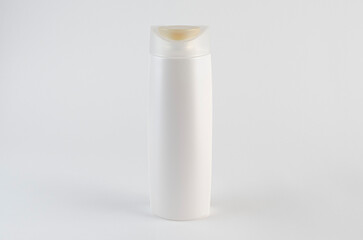 Envase de shampoo en fondo blanco
