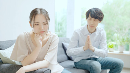 Obraz premium 妻に謝罪をする夫