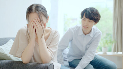 妻に謝罪をする夫