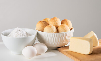Pão de Queijo num Pote Branco com Ingredientes
