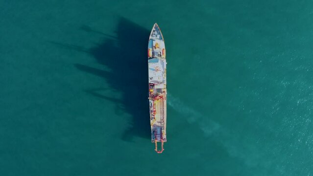 Sombras en el Mar... Barco en navegaci&oacute;n, desplegando una sombra increible en un mar calmo y sin viento