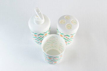 Accesorios para cepillo de dientes en fondo blanco