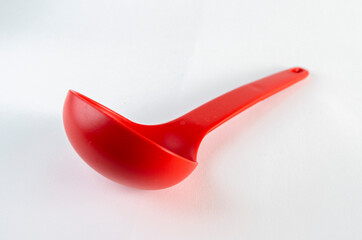 Cucharón rojo en fondo blanco