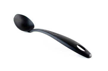 Cucharón para cocinar en fondo blanco