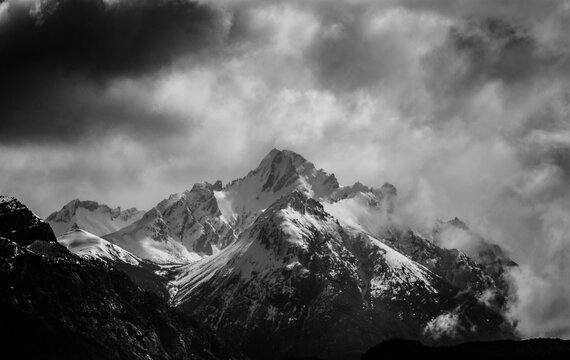 Montaña y nubes en blanco y negro