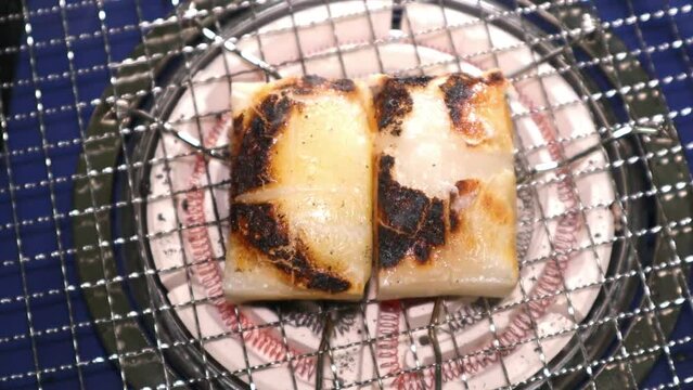 餅を焼く