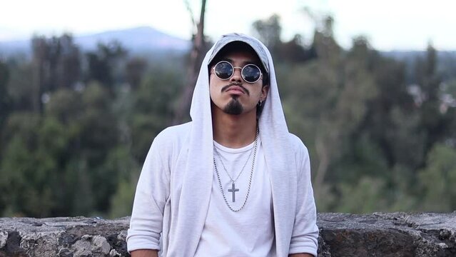 Joven cantando en la calle en el atardecer