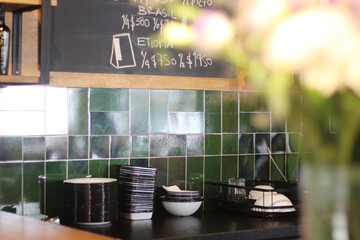 Cozinha com azulejos verdes 