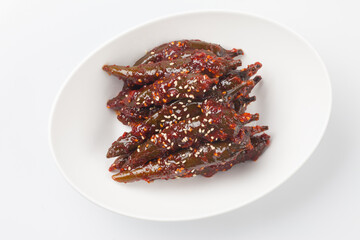 Food eaten by soaking red pepper in soy sauce, soybean paste, or red pepper paste.
